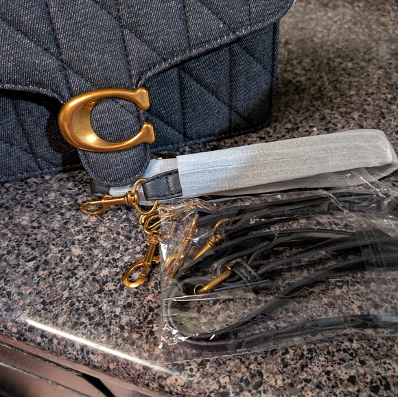 Source Unknown Quilted Gray Crossbody with Gold Accent - Picture 5 of 15